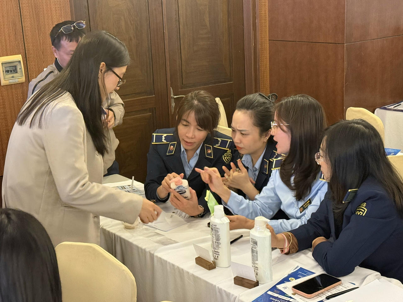 Các chuyên gia&nbsp;Unilever hướng dẫn cách phân biệt hàng thật hàng giả cho lực lượng QLTT TP Hà Nội.&nbsp;