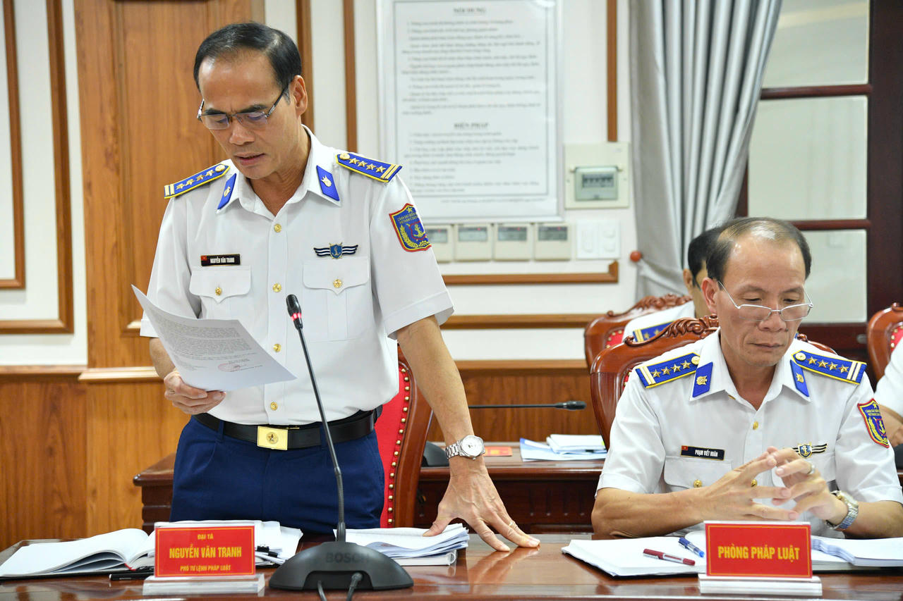 Đại tá Nguyễn Văn Tranh, Phó Tư lệnh Pháp luật, BTL Vùng Cảnh sát biển 4 phát biểu tại buổi làm việc.