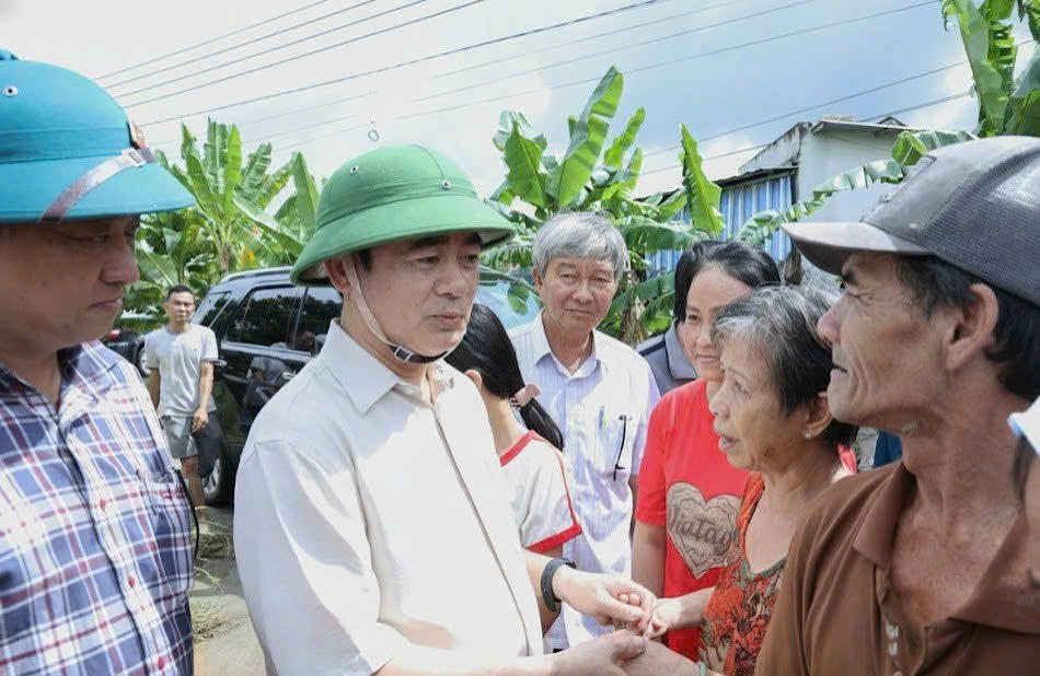 Bí thư Tỉnh ủy Nghiêm Xuân Thành thăm hỏi, động viên người dân Tổ dân phố Võ Cang, phường Tây Nha Trang.