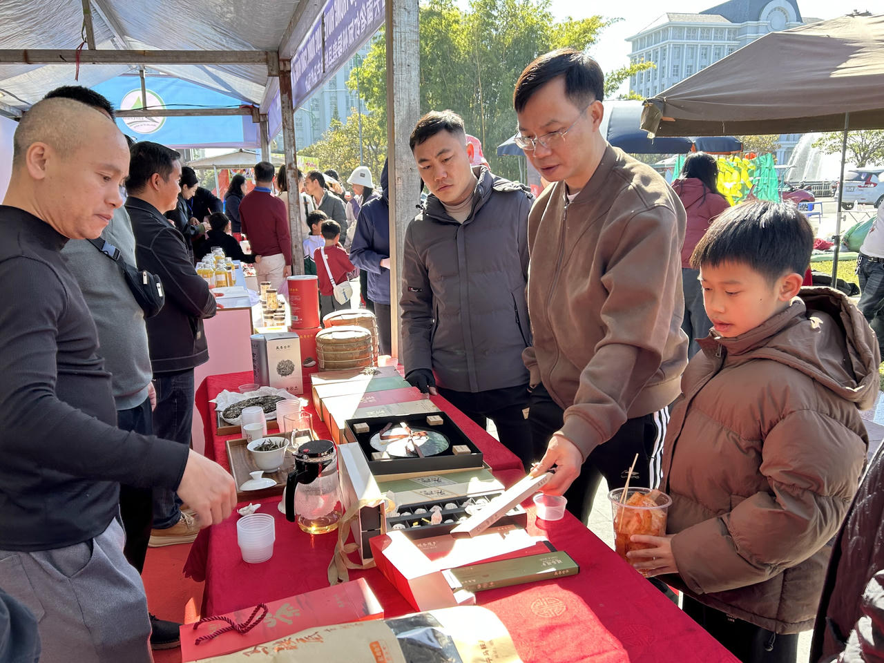 Hoạt động trưng bày, quảng bá lần này mở ra cơ hội giao lưu, học hỏi phương thức canh tác, sản xuất giữa các địa phương; đồng thời thúc đẩy kết nối thị trường, phát triển sản phẩm nông nghiệp và tiểu thủ công nghiệp, góp phần hỗ trợ doanh nghiệp, hợp tác xã hai tỉnh Lai Châu (Việt Nam) – Vân Nam (Trung Quốc) hợp tác sâu rộng hơn.