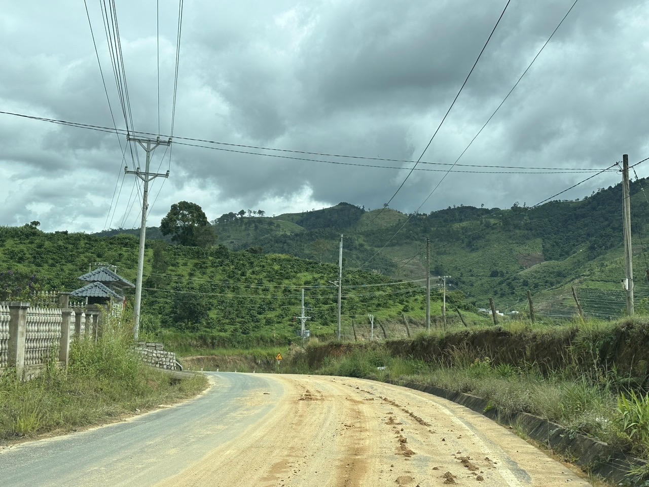 Cát rơi vãi dọc đường Păng Tiêng Phi Tô.