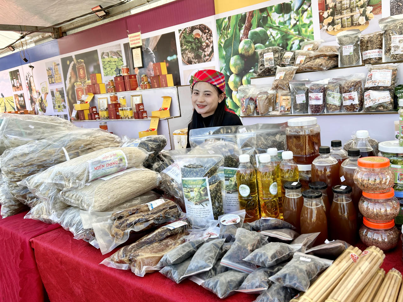 Các sản phẩm OCOP tiêu biểu được trưng bày gồm: mắc ca, miến dong, sâm Lai Châu, gạo Séng Cù, chè, mật ong, đông trùng hạ thảo… 