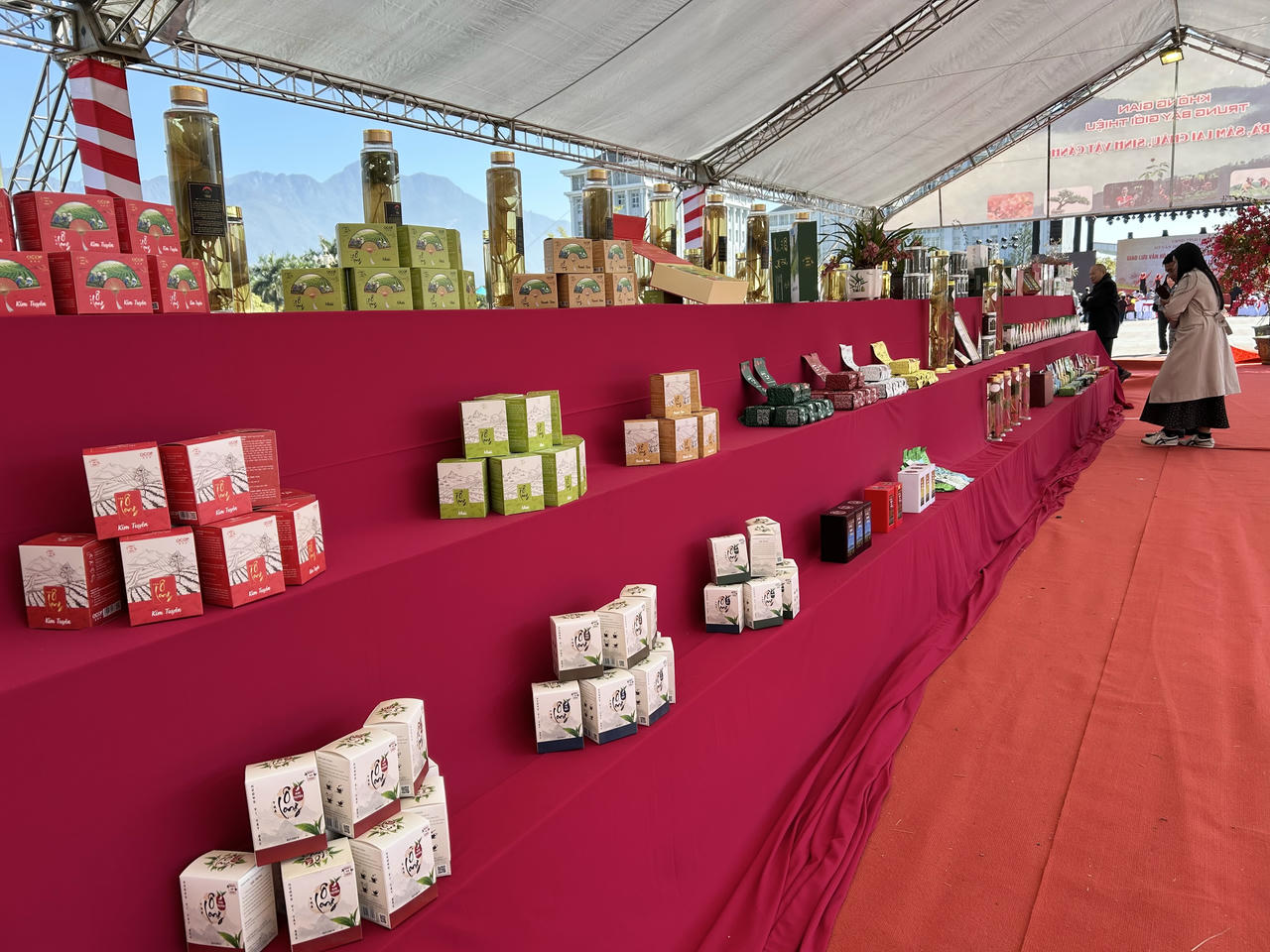 Theo Ban tổ chức, sự kiện năm nay có 32 gian hàng, trong đó tỉnh Lai Châu chiếm 23 gian hàng của 28 chủ thể, giới thiệu gần 200 sản phẩm phong phú, đa dạng. 