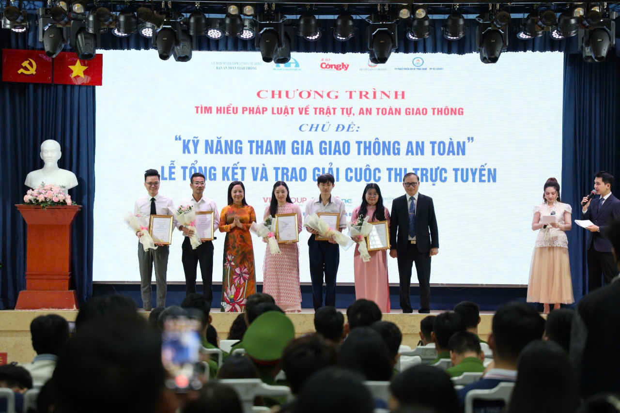 Tổng kết và trao giải các Cuộc thi trực tuyến 'Tìm hiểu pháp luật về trật tự, an toàn giao thông'