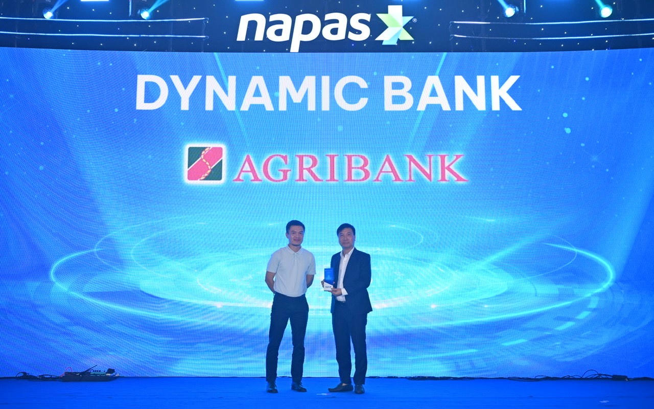 Đại diện Agribank nhận giải thưởng “Ngân hàng năng động nhất trong hợp tác triển khai dự án với NAPAS”.
