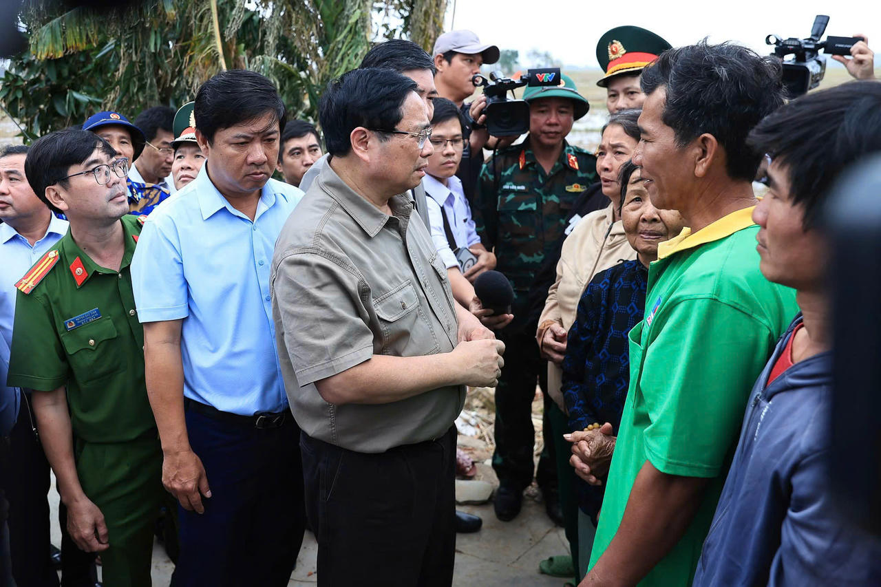 Thủ tướng Phạm Minh Chính thăm, động viên bà con Nhân dân thôn Phú Hữu.