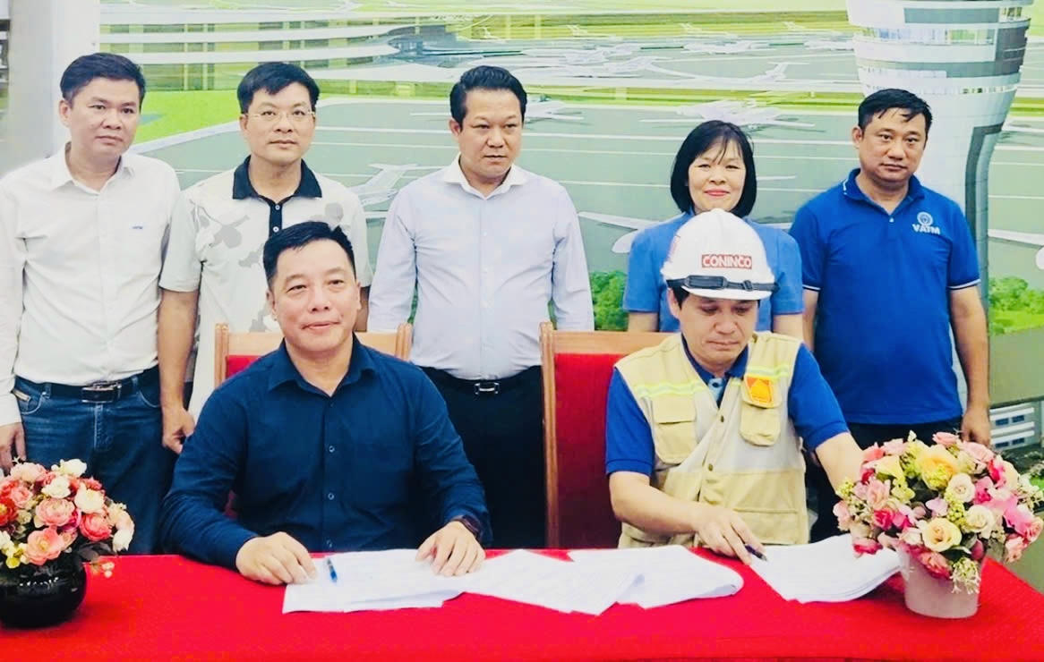 Đại diện chủ đầu tư, Ban QLDA Long Thành, nhà thầu thi công và đơn vị tư vấn giám sát ký giao ước thi đua.