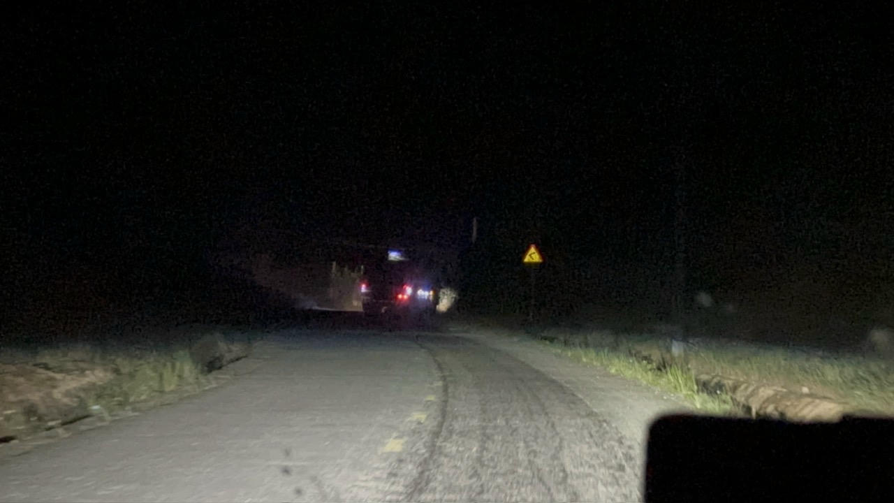 Xe chở cát lậu hoạt động trong đêm.