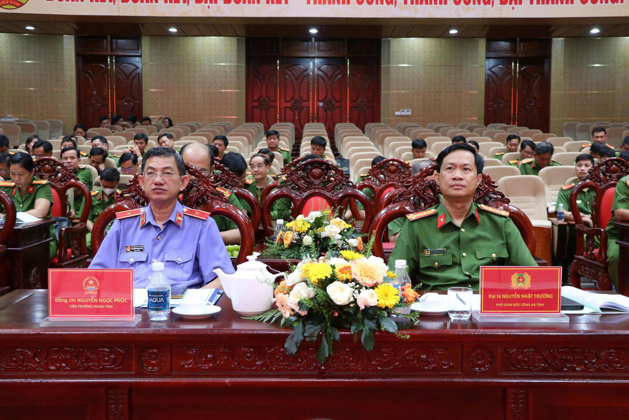 Đại tá Nguyễn Nhật Trường, Phó Giám đốc Công an tỉnh và ông Nguyễn Ngọc Phúc, Viện trưởng Viện kiểm sát nhân dân tỉnh đồng chủ trì lễ ký kết