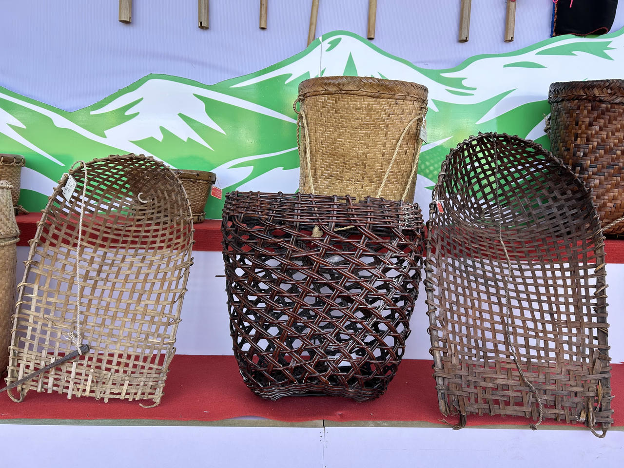 Các gian trưng bày sản phẩm thủ công mỹ nghệ như thổ cẩm, mây tre đan, trang sức bạc… thu hút đông đảo khách tham quan. 