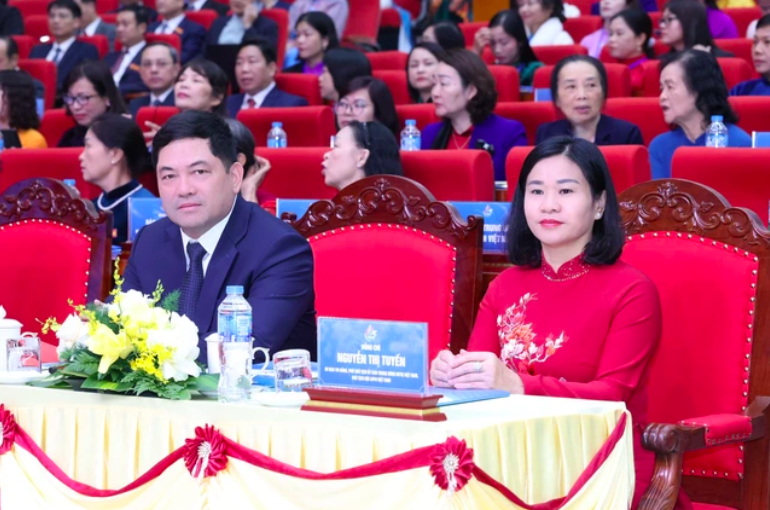 Bà Nguyễn Thị Tuyến, Chủ tịch Hội Liên hiệp Phụ nữ Việt Nam và Bí thư Tỉnh ủy Nguyễn Hồng Thái tham dự Đại hội.