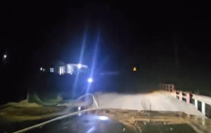 Một người dùng máy bơm rửa đường gần điểm khai thác cát.