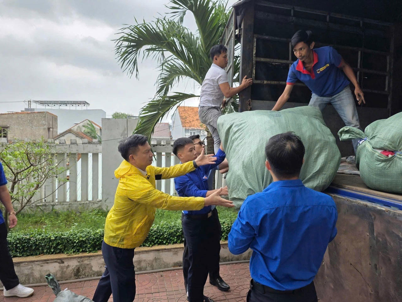 Thuế TP. Hồ Chí Minh vượt đêm đến với đồng nghiệp vùng lũ Tây Nguyên