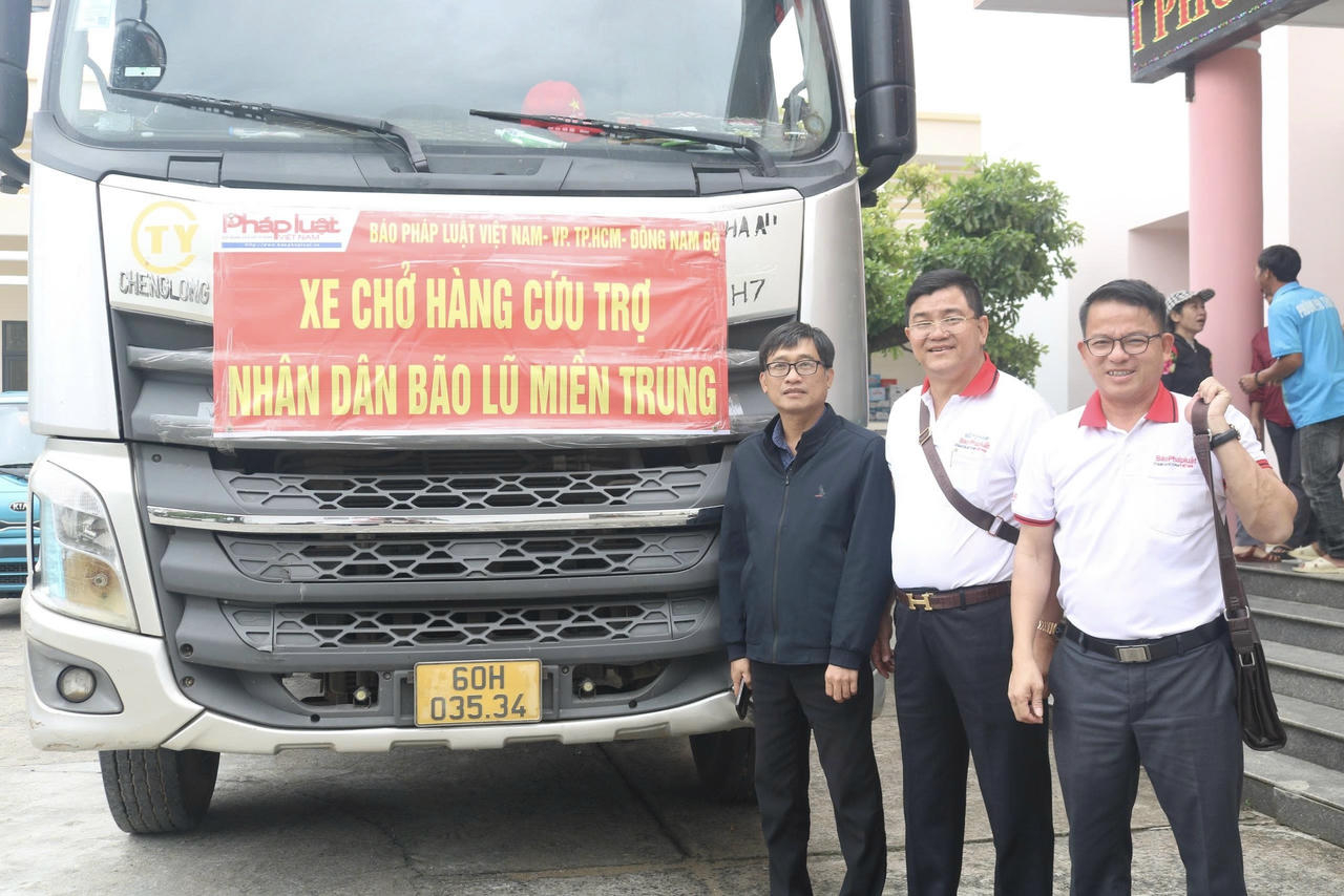 Chuyến xe chở hàng cứu trợ của Báo Pháp luật Việt Nam đến phường Phú Yên.