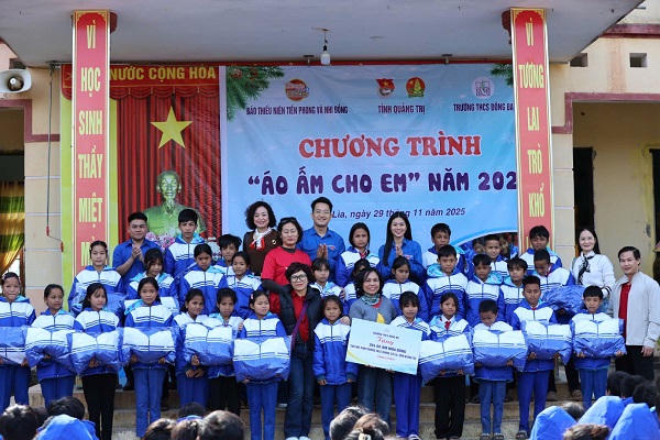 Tiếp sức học sinh vùng biên Quảng Trị qua chương trình ‘Áo ấm cho em’
