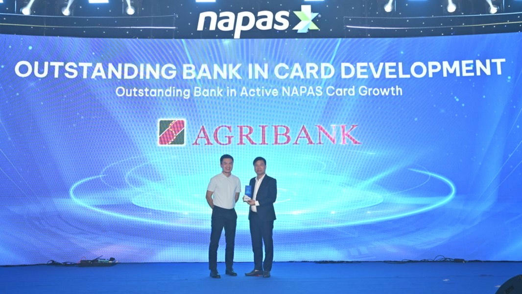 Đại diện Agribank nhận giải thưởng “Ngân hàng dẫn đầu về phát hành và phát triển thẻ NAPAS” 