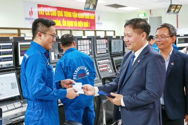 Chủ tịch BSR Bùi Ngọc Dương trong một lần đến thăm hỏi, động viên các kỹ sư của công ty.