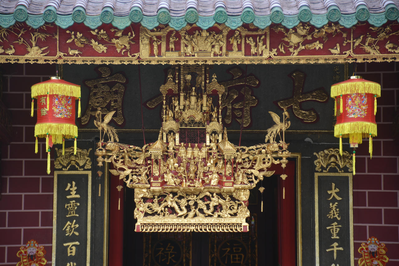 Lâu thuyền - thường được gọi là Nghi môn là hiện vật chạm khắc bằng gỗ được đem từ quê hương Trung Hoa sang Chùa Ông vào năm Quang Tự Giáp Ngọ (1894).