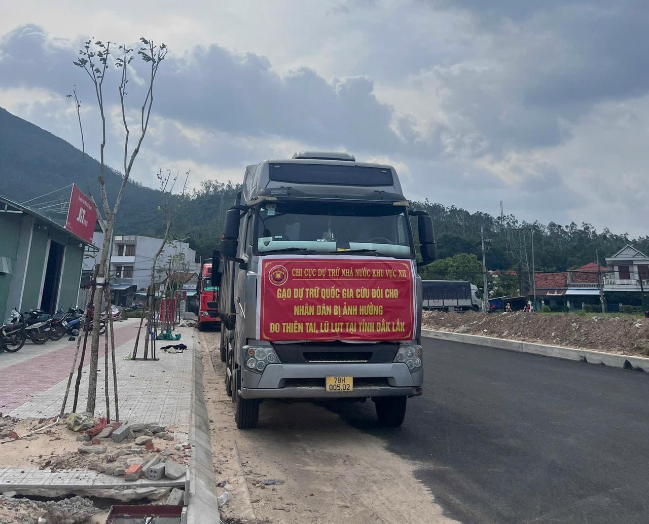 Xe chở gạo dự trữ quốc gia cứu đói cho nhân dân bị ảnh hưởng do thiên tai, lũ lụt tại Đắk Lắk