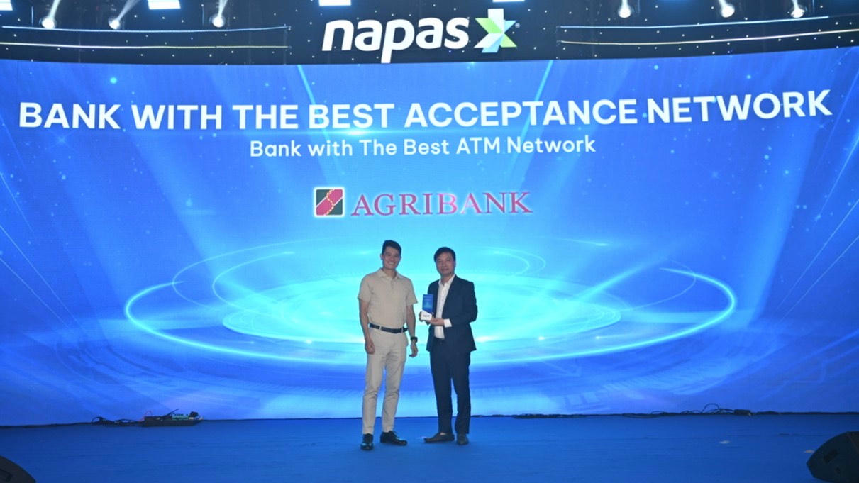 Đại diện Agribank nhận giải thưởng "Ngân hàng dẫn đầu về hiệu quả trong việc đầu tư và phát triển mạng lưới chấp nhận thanh toán thẻ” (Bank with The Best ATM Network).