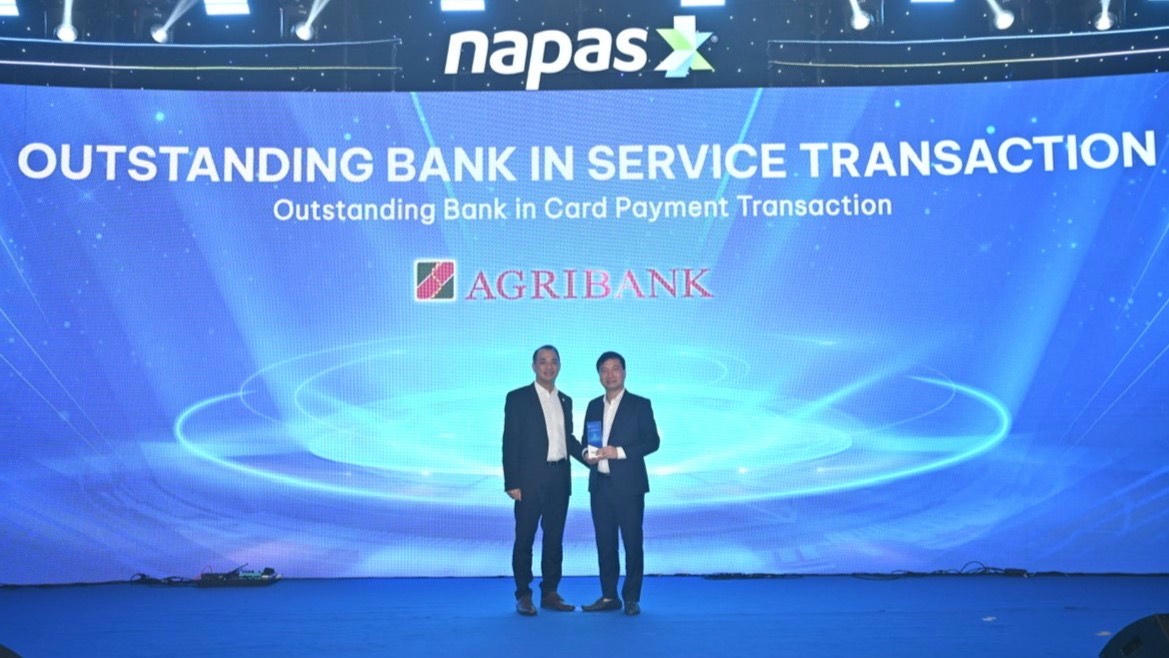 Đại diện Agribank nhận giải thưởng “Ngân hàng dẫn đầu về giao dịch chi tiêu thanh toán thẻ nội địa”.