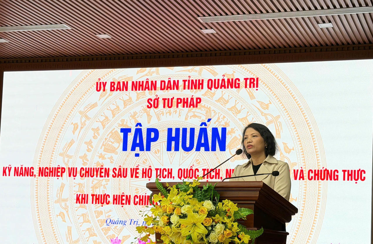 Phó Giám đốc Sở Tư pháp tỉnh Quảng Trị Đào Thị Bình phát biểu khai mạc lớp tập huấn.