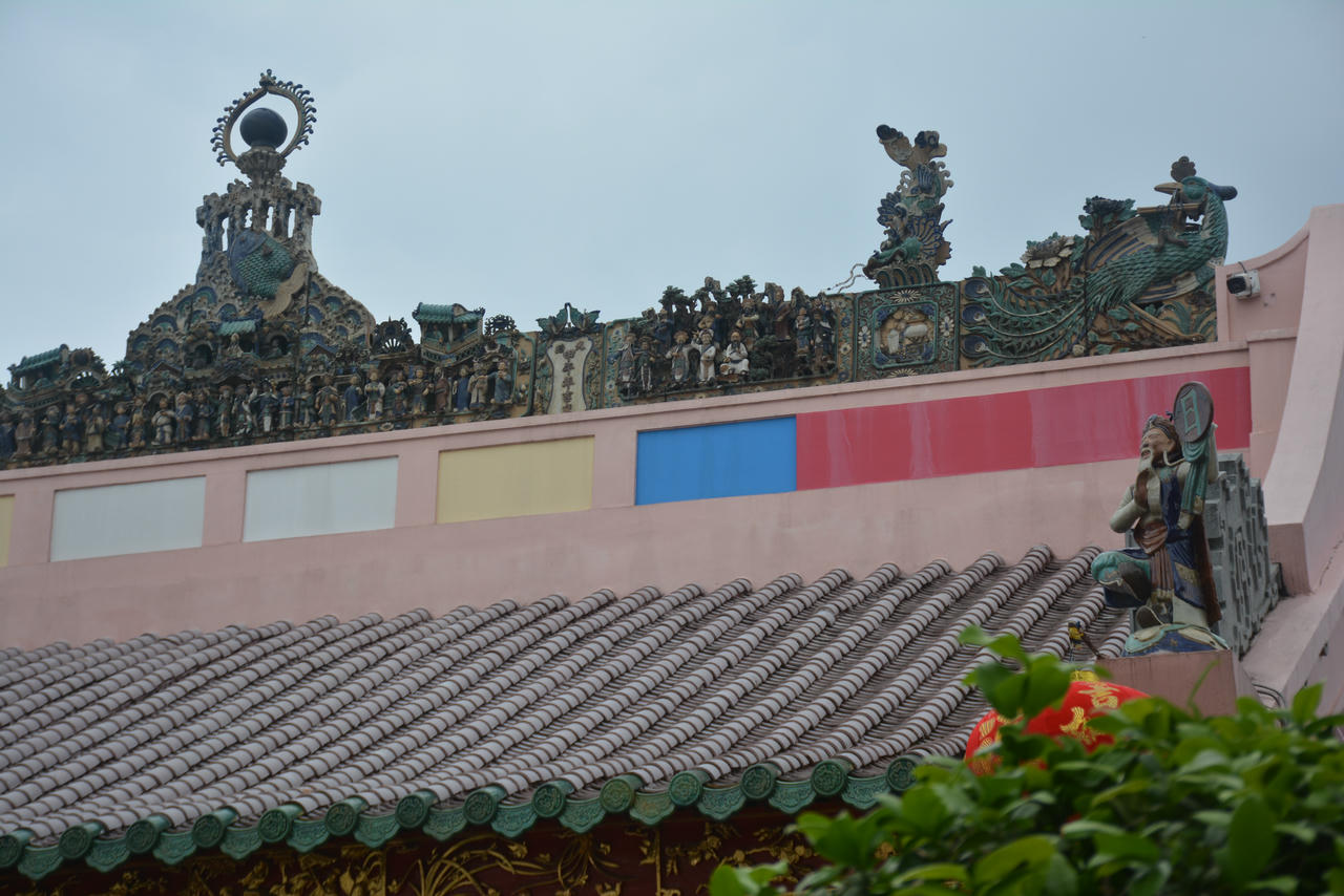 Nóc Chùa Ông trang trí biểu tượng gốm Cây Mai, sản xuất vào cuối thế kỷ XIX. Trên đỉnh là một quần thể thể hiện các tuồng tích, múa hát cung đình, khung cảnh sinh động lễ hội của người Hoa.