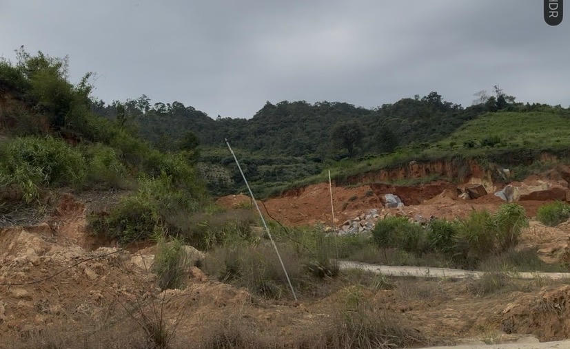 Điểm khai thác đá ven đường Păng Tiêng Phi Tô