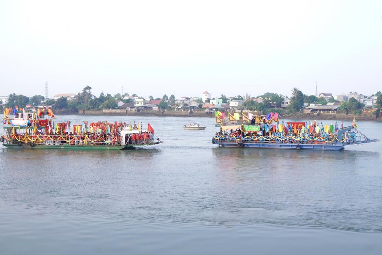 Nét độc đáo nổi bật tạo nên không khí tưng bừng ngày Lễ hội Chùa Ông hàng năm đó là các Lễ rước trên đường bộ và dưới đường sông.