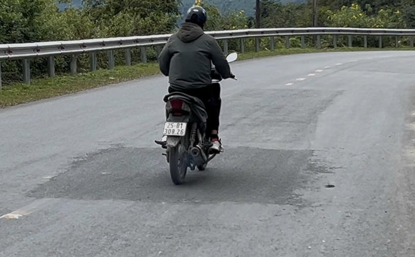 Tiếp tục theo dõi hiện trạng đường để kịp thời xử lý.