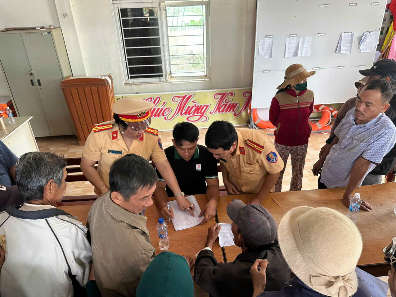 Cán bộ Phòng PC08 phối hợp với chính quyền địa phương rà soát danh sách người dân.