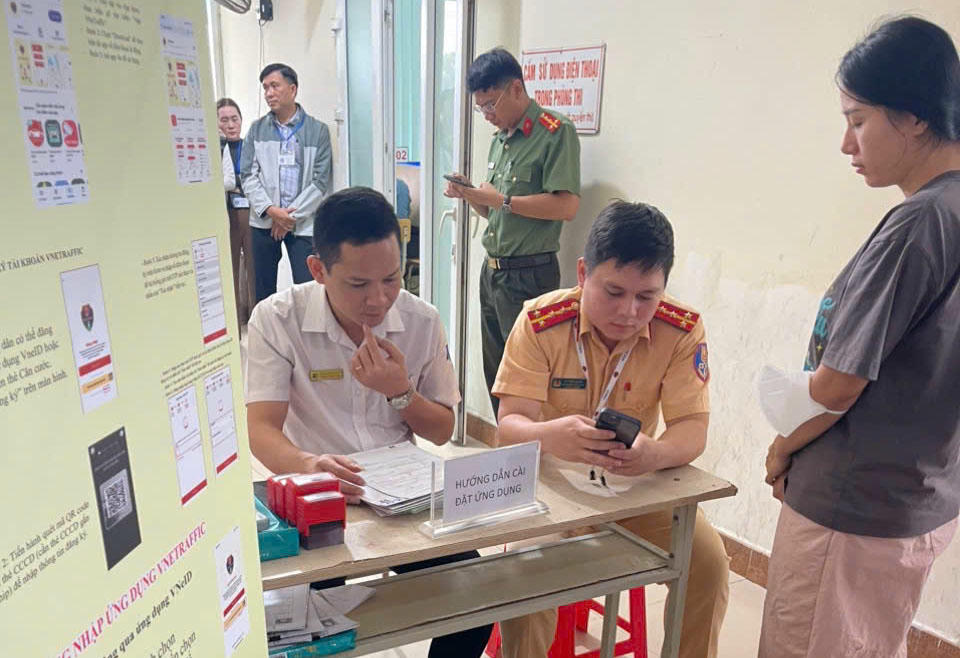 Thí sinh đến làm thủ tục được hướng dẫn cài đặt và sử dụng ứng dụng VneTraffic.