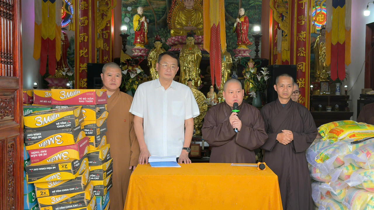 Đại đức Thích Đức Minh chia sẻ khi trao quà cho bà con tại chùa Thiên Ân.