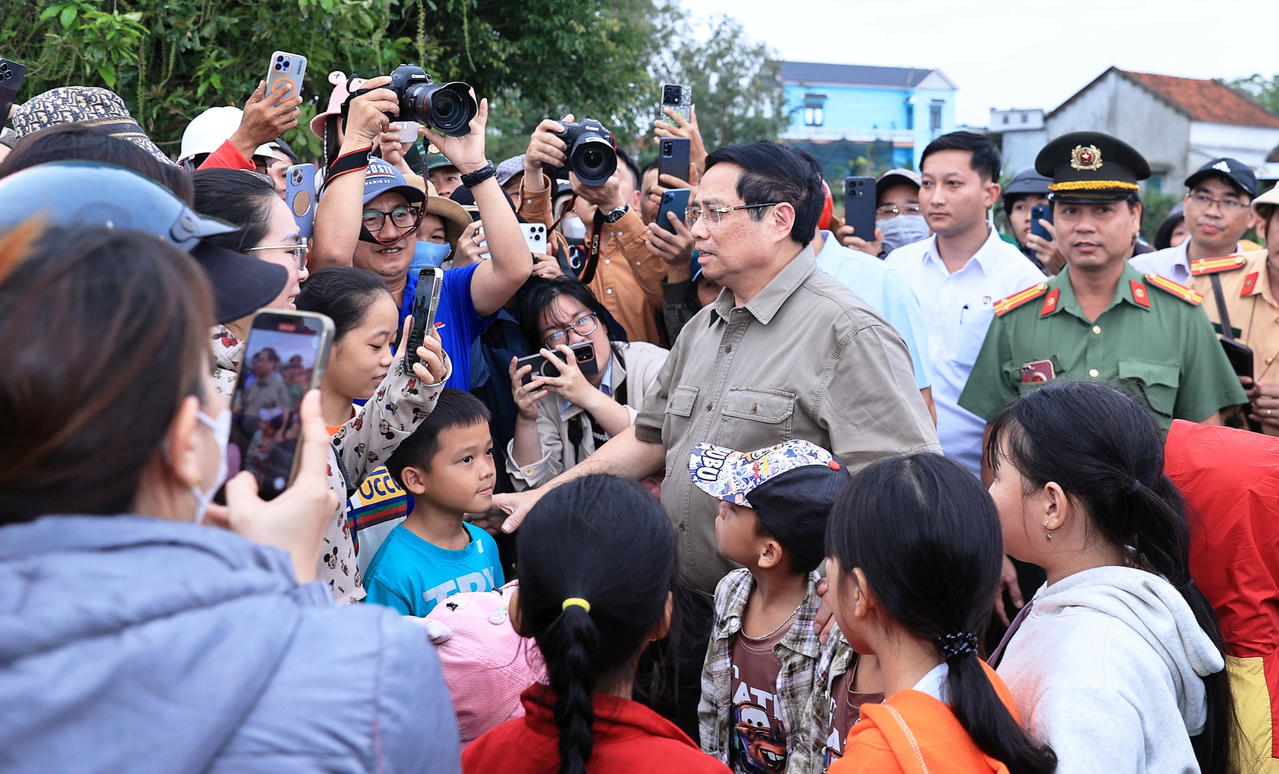 Thủ tướng Chính phủ Phạm Minh Chính thăm hỏi, động viên bà con vùng lũ Đắk Lắk.