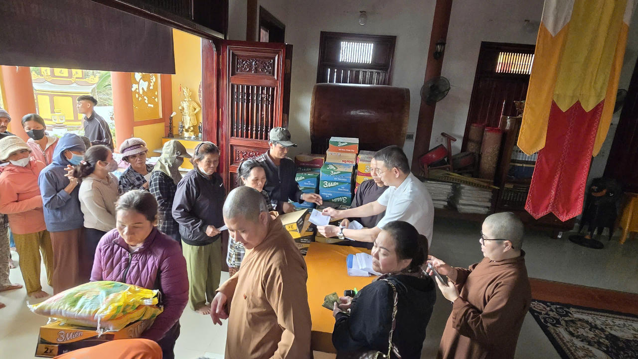 Trao 100 suất cho bà con tại chùa Thiên Ân.