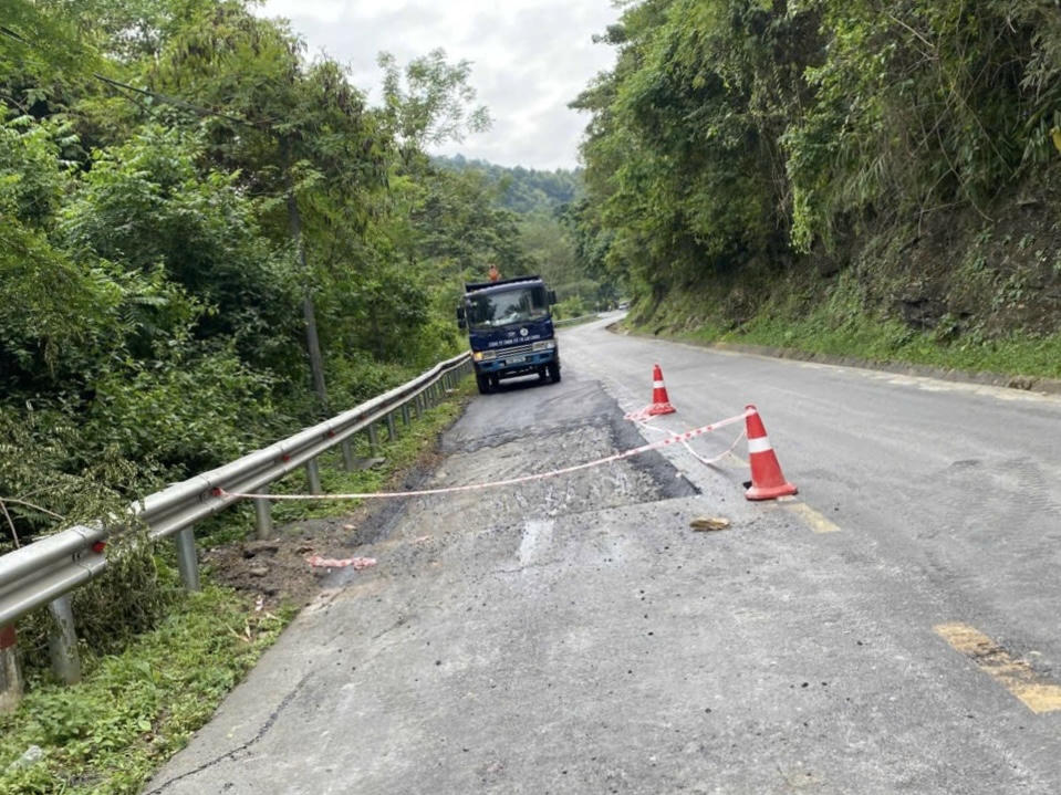 Nhà thầu thực hiện các biện pháp đảm bảo an toàn giao thông trong quá trình sửa chữa.