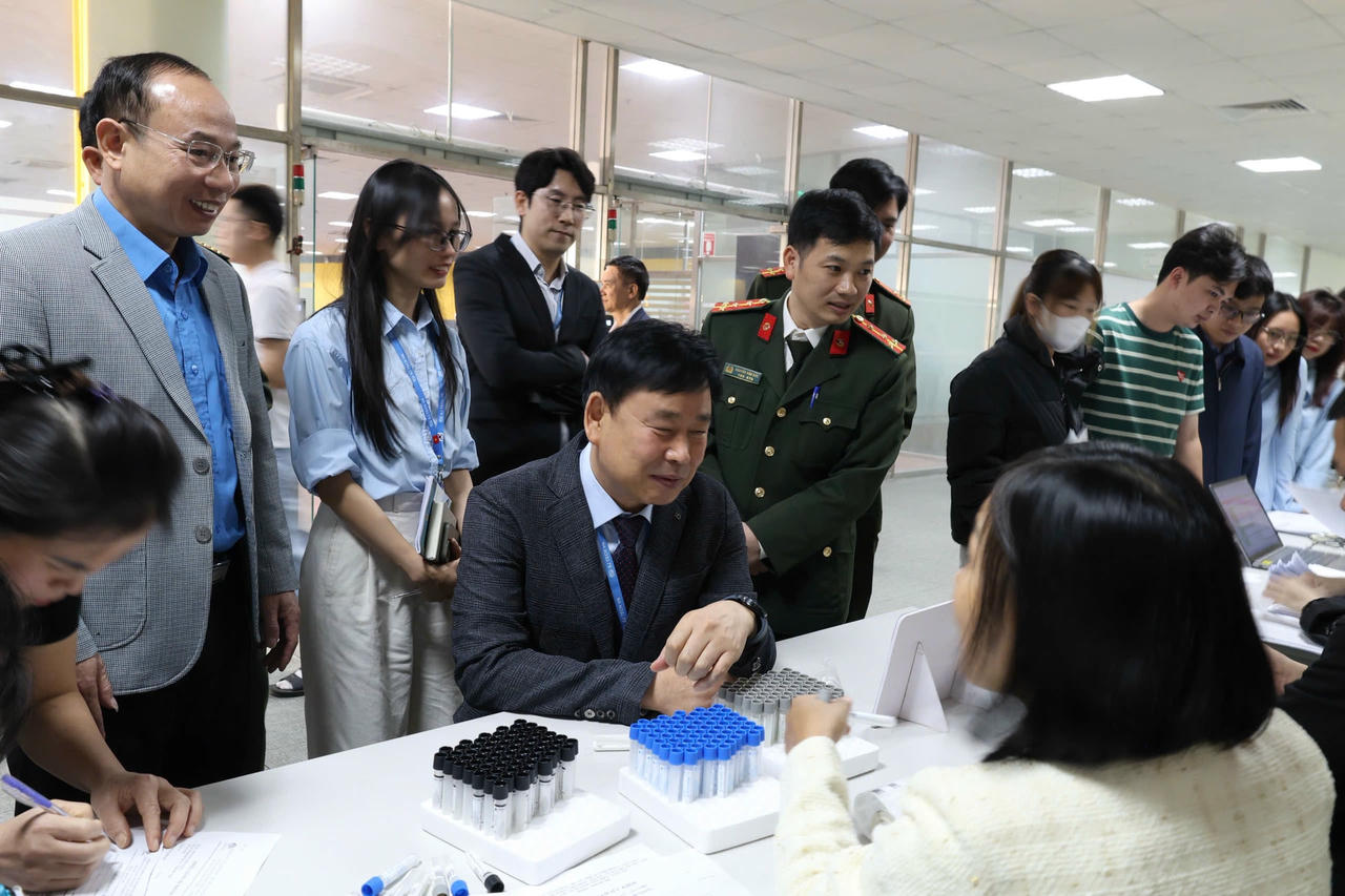 Khám bệnh miễn phí cho 15.000 công nhân tại 7 tỉnh, thành