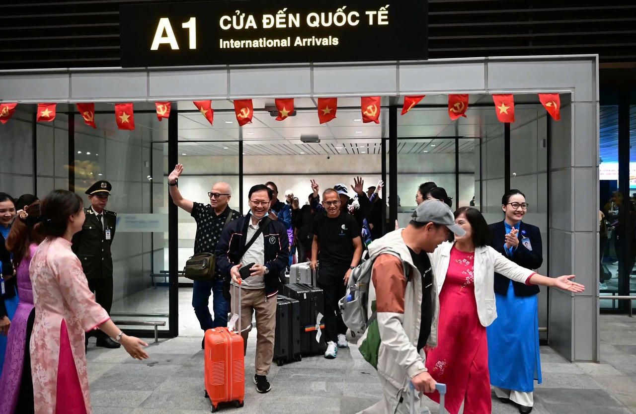 Những hành khách trên chuyến bay&nbsp;DZ6355 từ Thâm Quyến (Trung Quốc) đã hạ cánh xuống sân bay Phú Bài (Huế) vào tối ngày 29/11&nbsp;