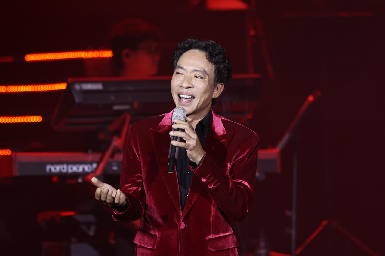 NSUT Việt Hoàn – giọng ca đã đi cùng năm tháng, trầm tĩnh và nồng nàn – lựa chọn một con đường khác: anh kể câu chuyện của mình bằng yêu thương.