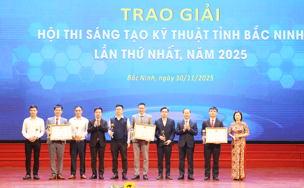 Nhóm tác giải được trao Giải Nhất Hội thi Sáng tạo kỹ thuật tỉnh Bắc Ninh năm 2025. 