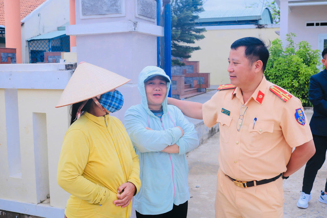 Phút thăm hỏi, sẻ chia ấm áp tình quân dân giữa cán bộ chiến sĩ CSGT và phụ nữ vùng lũ Tuy Phước Đông.