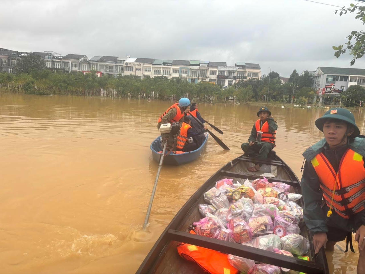Cơ quan chức năng phường An Cựu (TP Huế) hỗ trợ lương thực, thực phẩm đến người dân vùng ngập lụt trong đợt mưa lũ tháng 10/2025.&nbsp;