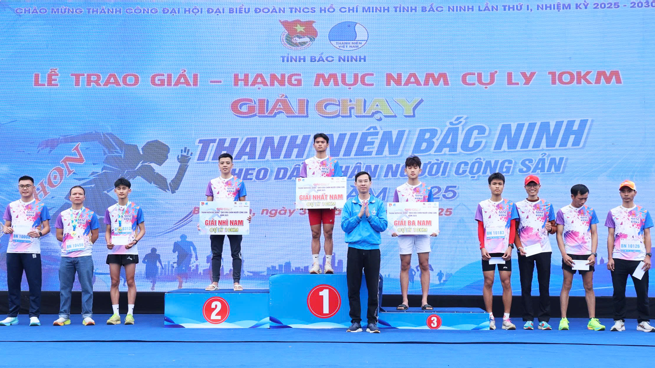 Ông Hà Thái Sơn Phó Bí thư Tỉnh đoàn, Chủ tịch Hội LHTN tỉnh Bắc Ninh trao giải cho các vận động viên ở cự ly 10 km nam.