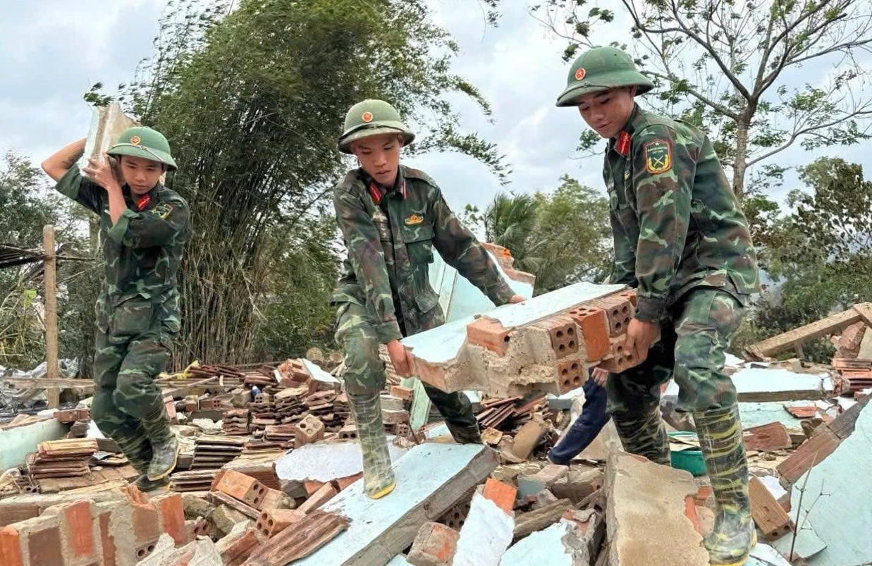 Quân khu 5 'thần tốc' xây nhà giúp người dân sau lũ