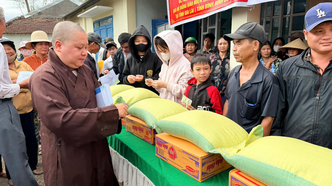 Hành trình gửi yêu thương của đoàn thiện nguyện từ Hà Nội, Hưng Yên tới bà con vùng lũ Gia Lai