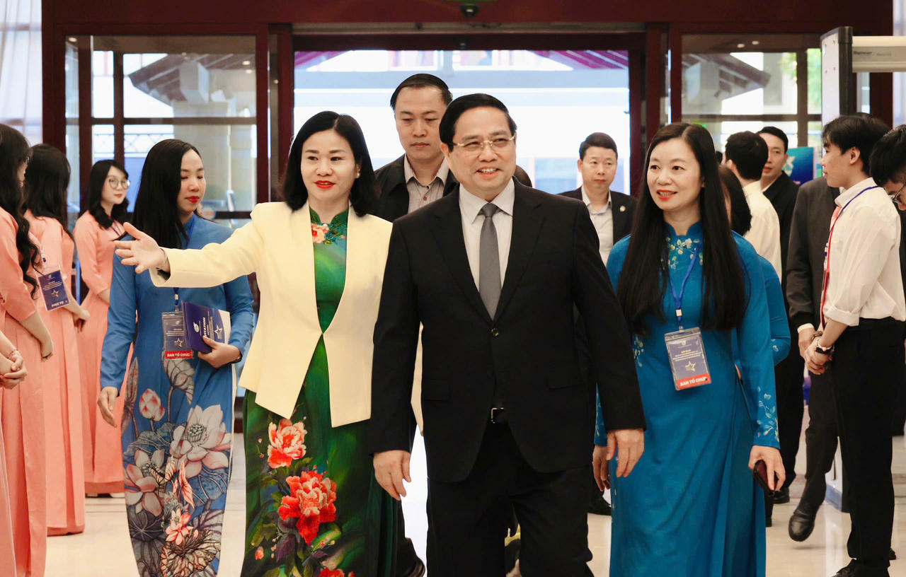 Ủy viên TƯ Đảng, Phó Chủ tịch UBTƯ MTTQ Việt Nam, Chủ tịch Hội LHPN Việt Nam Nguyễn Thị Tuyến (bên trái) và Phó Chủ tịch Hội LHPN Việt Nam Nguyễn Thị Thu Hiền (bên phải) chào mừng Thủ tướng Chính phủ Phạm Minh Chính dự Hội nghị.