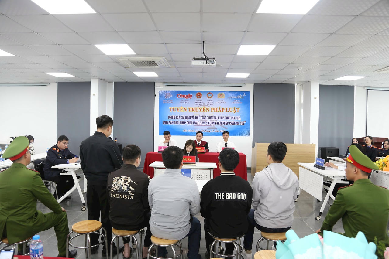 Quang cảnh phiên toà gải định.