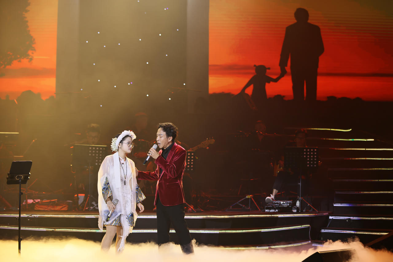 NSUT Việt Hoàn và con gái Việt Thi.