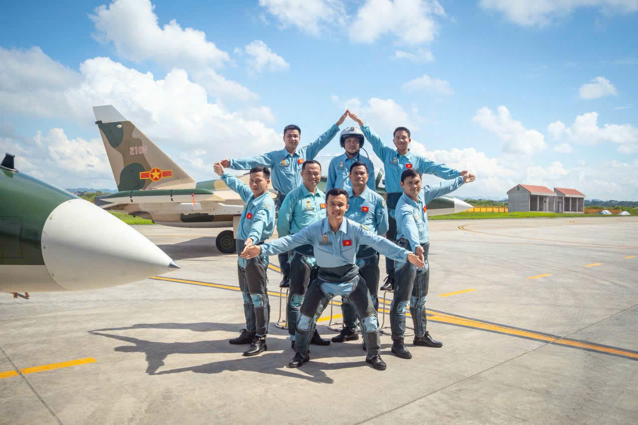 Thượng tá Hoàng Hải và đồng đội trong những ngày thực hiện bay chào mừng 80 năm ngày cách mạng tháng 8 thành công và Quốc khánh nước CHXHCN Việt Nam (2/9-1945-2/9/2025) (ảnh: CTV)
