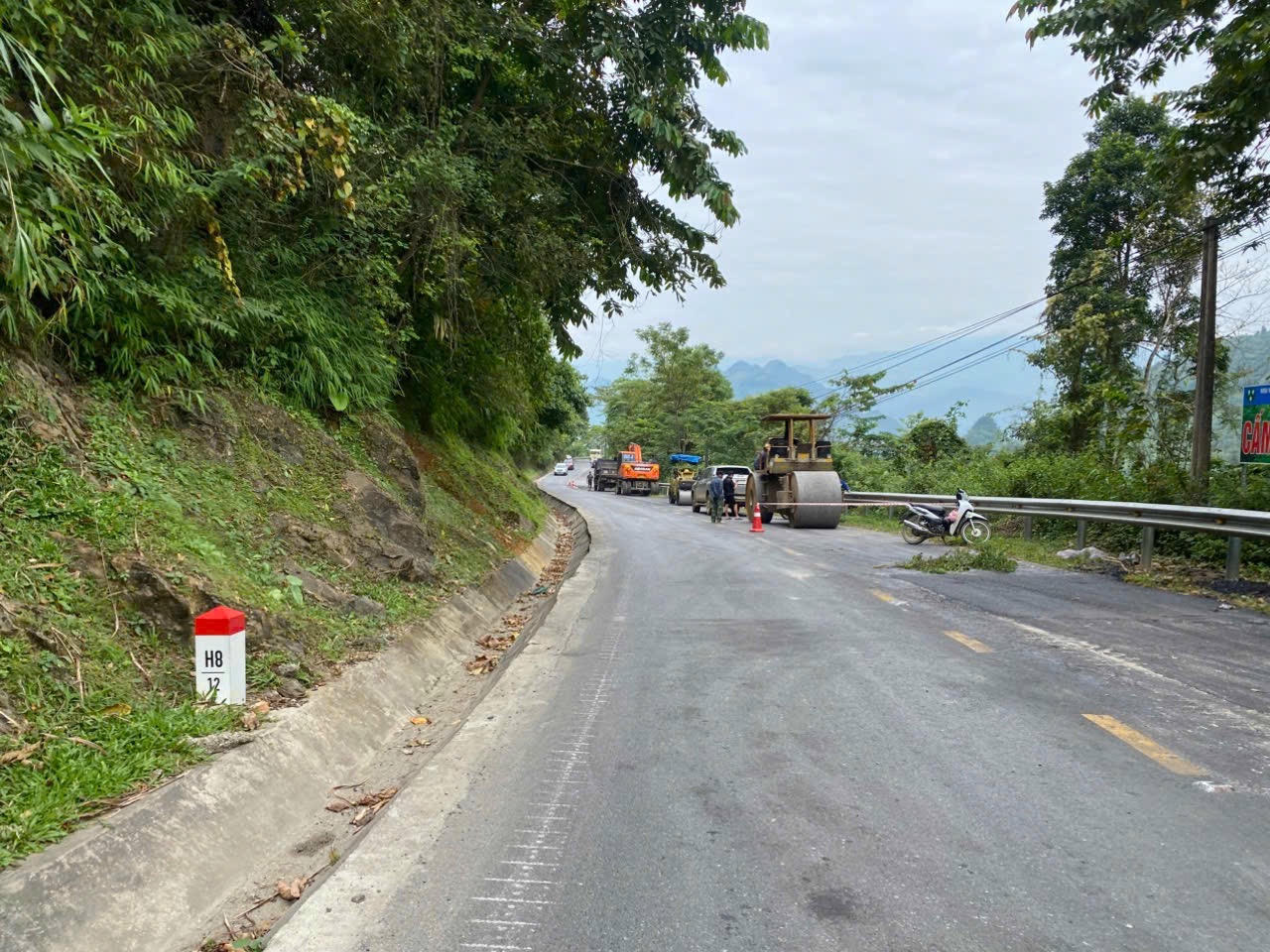 Nhà thầu khắc phục các vị trí hư hỏng trên đường Quốc lộ 4D.